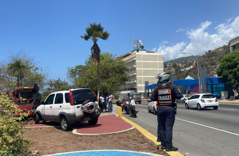 Terios pierde el control al esquivar a motorizado
