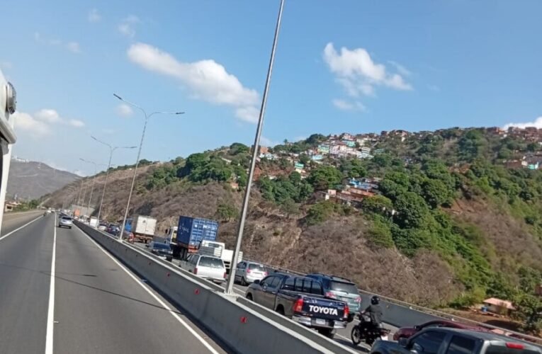 Trabajan en demolición de rocas en la Caracas La Guaira