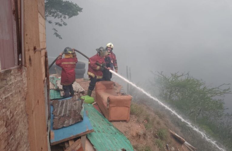 Incendio afectó 9 viviendas en la Carretera Vieja Caracas – La Guaira