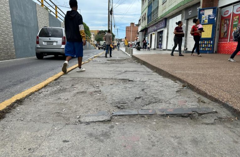Aceras de Catia la Mar deben ser pavimentadas