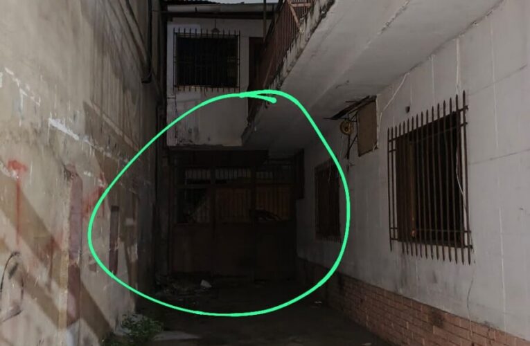 Perro lleva días encerrado y llorando en casa abandonada