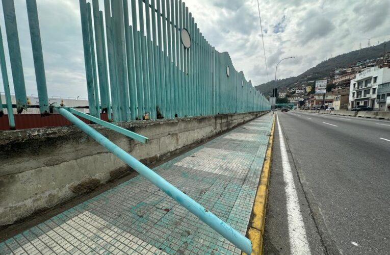 Colapsan barandas del Puerto de La Guaira