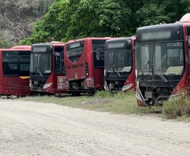 Suárez debe canibalizar buses rojitos y resucitar a los que se pueda