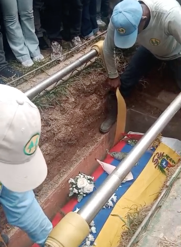 Carmen Navas fue enterrada en el Cementerio del Este al lado de su hijo