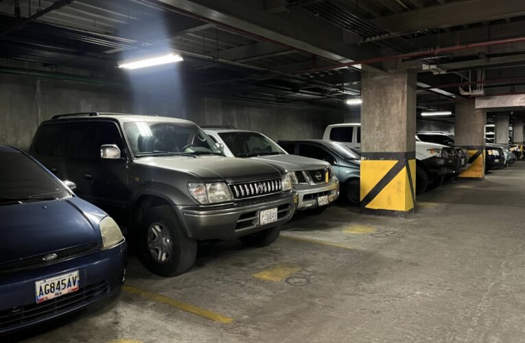 Piden a choferes aparcar en estacionamientos legales