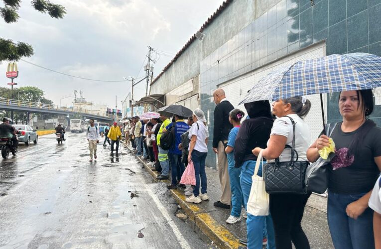 Esperando bajo la lluvia sin techo y sin transporte