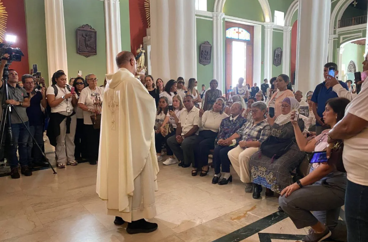 Celebran misa por el eterno descanso de Víctor Hugo Quero