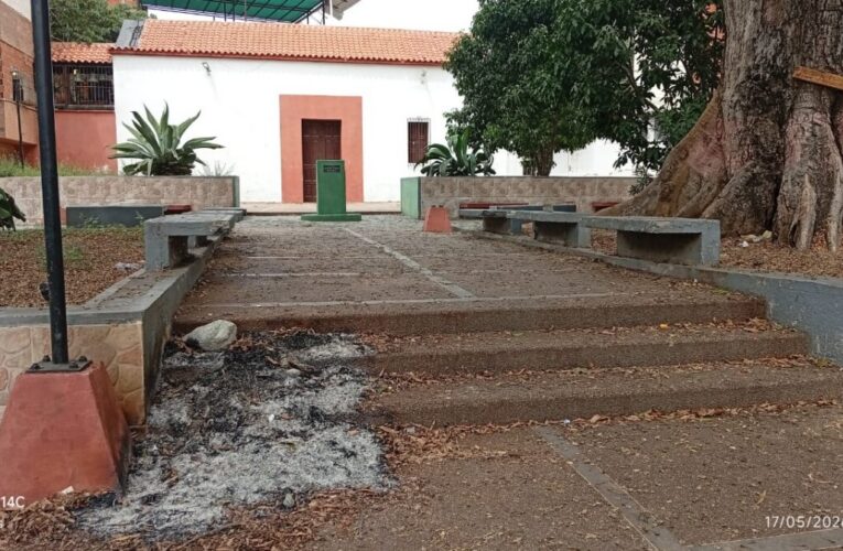 Abandono y vandalismo azotan a la Plaza del Cardonal