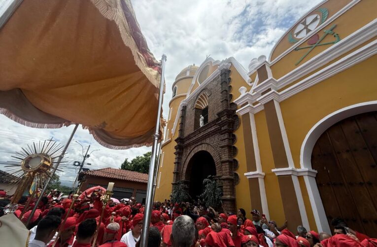 Naiguatá se rindió ante el Santísimo Sacramento