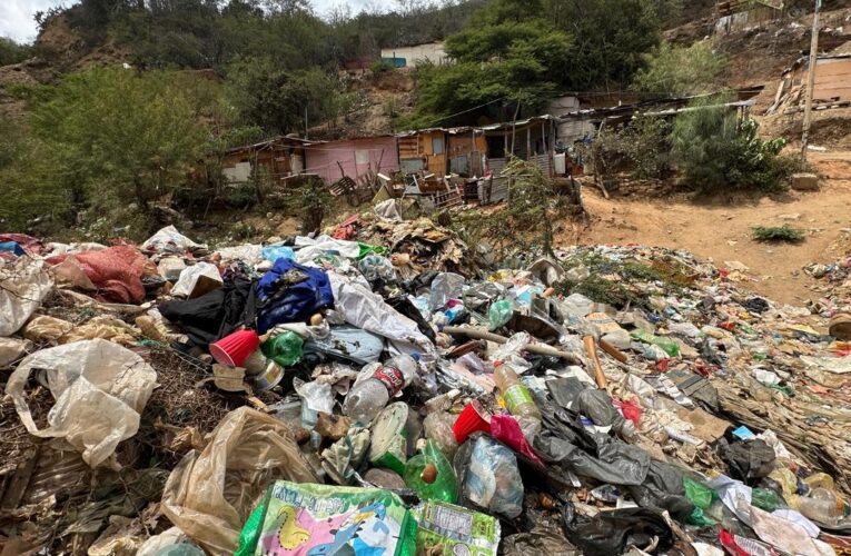 Entre basura y roedores viven en La Capilla de Barrio Aeropuerto