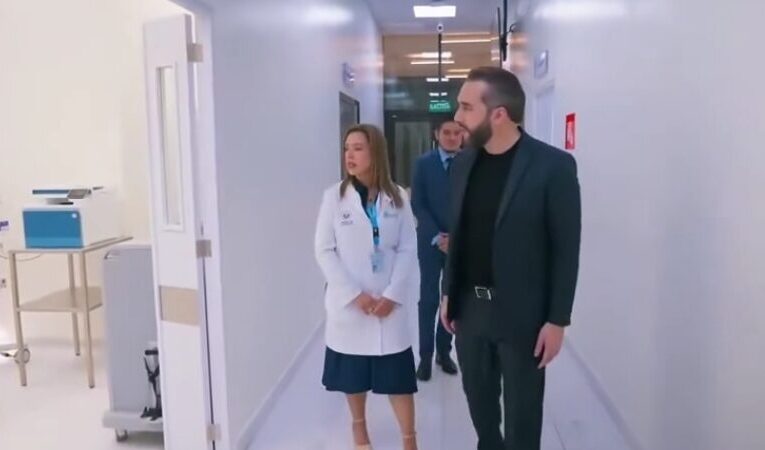 Uróloga venezolana se suma al Hospital Rosales en El Salvador