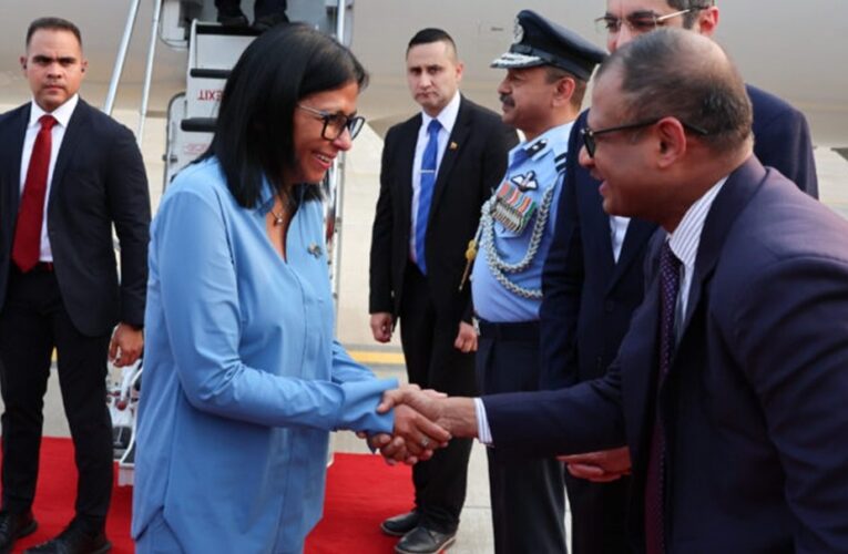 Delcy Rodríguez llega a India para ofrecerles más petróleo venezolano