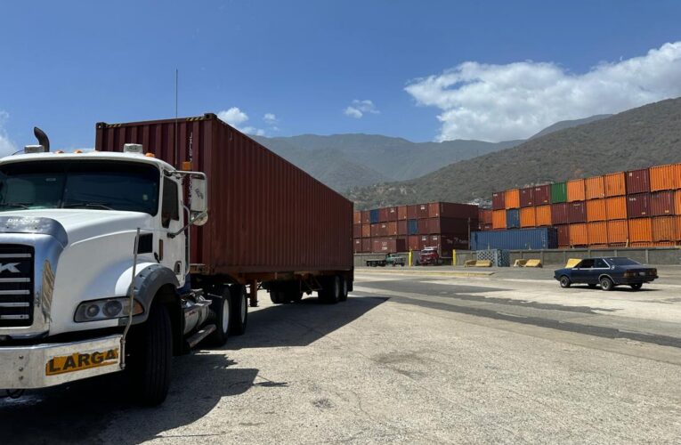 Barco trae repuestos para carros