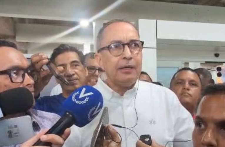 Richard Blanco regresa al país después de siete años en el exilio