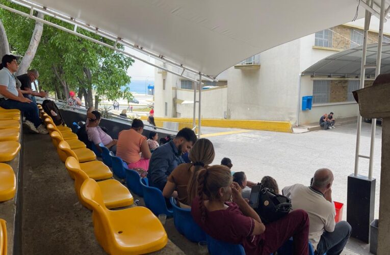 Pacientes del Seguro obligados a llevar hasta el agua