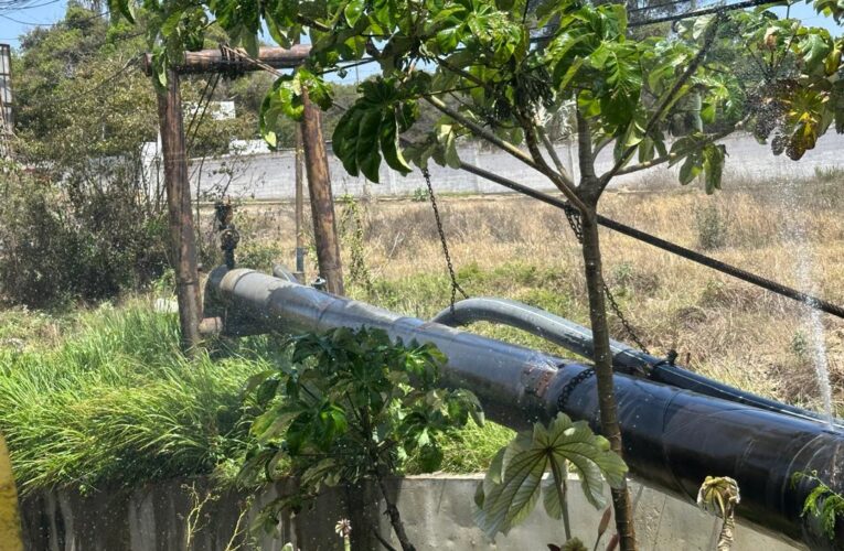 Por el tubo roto en El Trébol se escapa el agua de los cerros