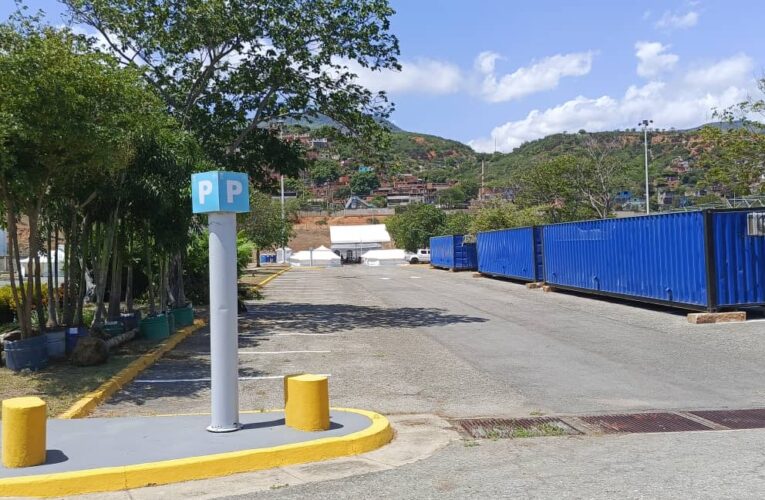 Instalan carpas en el estacionamiento del aeropuerto para atender a pasajeros