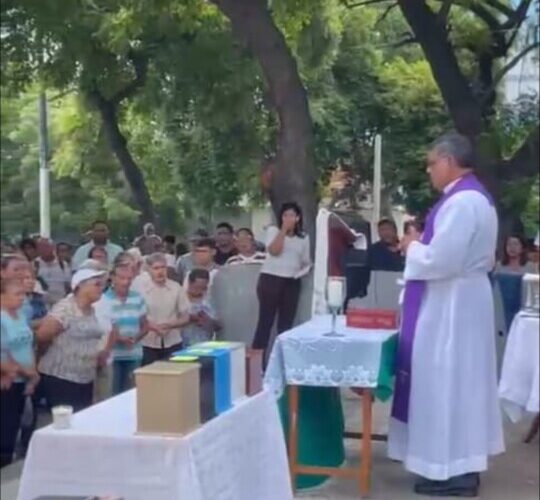 Pariata oró por sus fieles difuntos