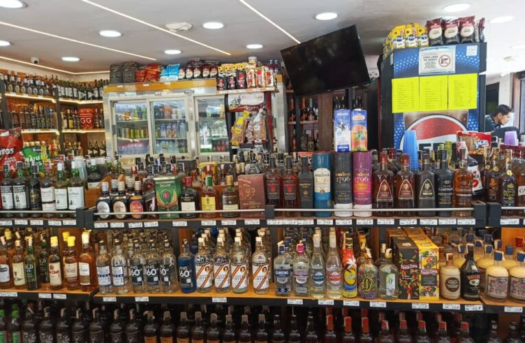 Licorería CatiHogar quedó en pie y tiene víveres