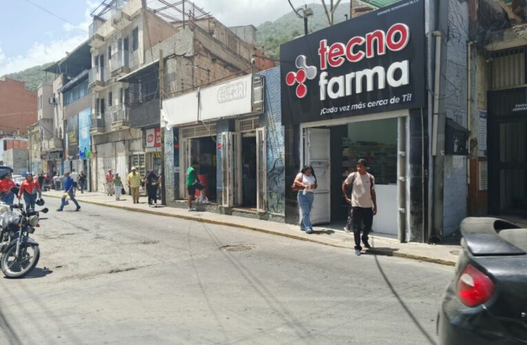 $1.500 en impuestos y servicios deben pagar comerciantes en La Guaira
