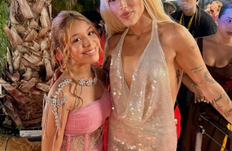 La cantante venezolana Anny deslumbra en la alfombra roja de los Premios Juventud 2026