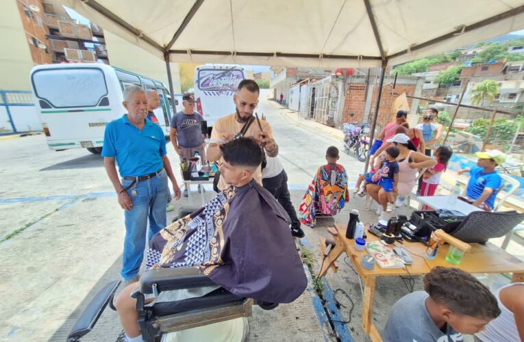 Barberos llevan jornada social a Vista al Mar