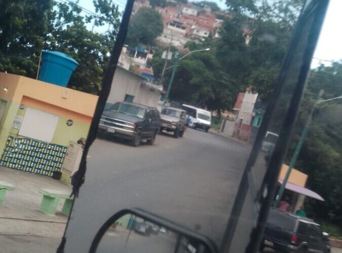 50 busetas varadas en la bomba mientras los usuarios esperan parados