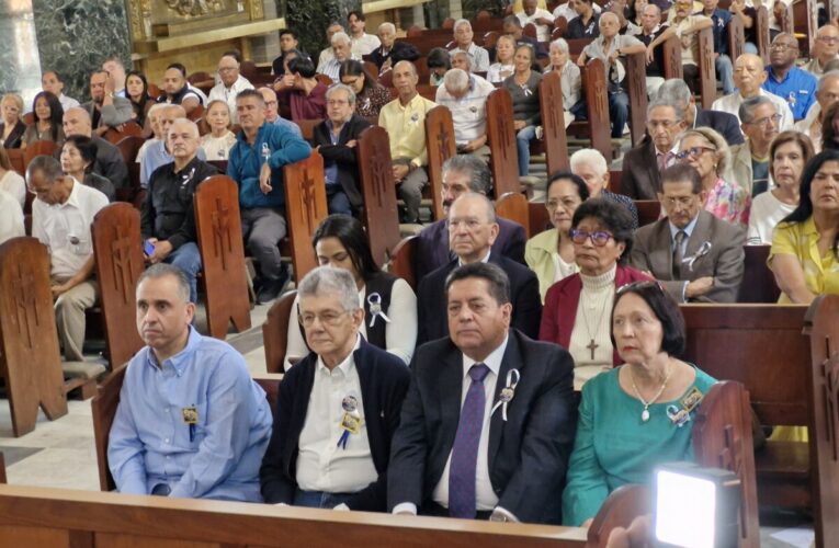 AD realiza misa por Venezuela