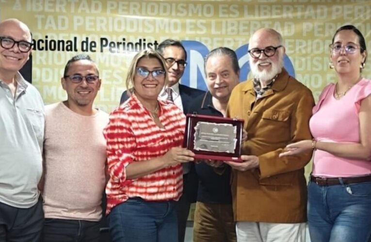 Presidente del CNP regresa al país con el premio Victoria Prego