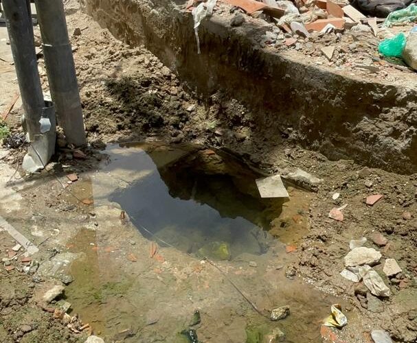 El agua se pierde por tubos rotos