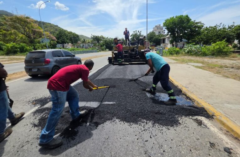 Obras Públicas inicia asfaltado en la avenida La Playa