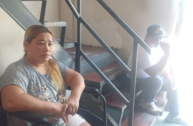 Sobreviviente de los terremotos pide que la lleven a un refugio