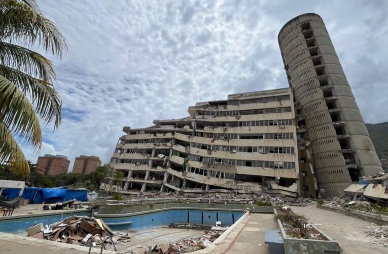 Claman por grúa telescópica en Residencias Caribe