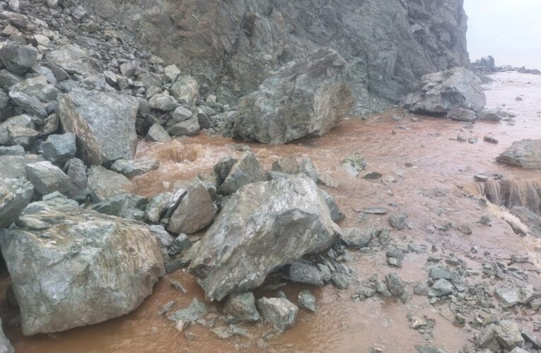 Incomunicados por derrumbes hacia Chichiriviche de la Costa