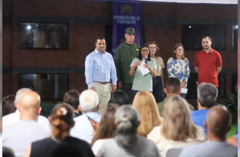 Delcy Rodríguez financia juntas de condominio de La Guaira