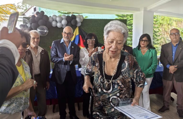 Periodistas reconocen trayectoria de Gloria Cuenca