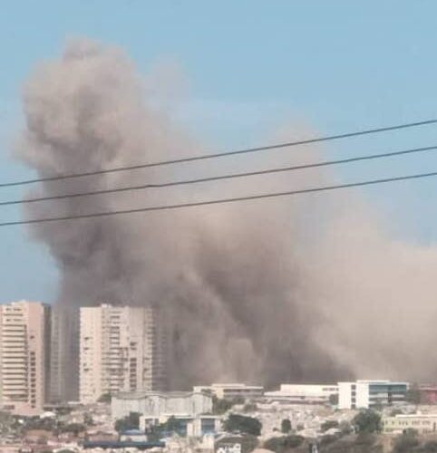 Implosionan edificio La Llovizna en Playa Grande