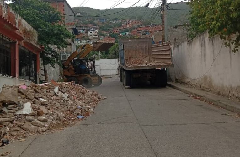 Alcaldía recoge escombros del Callejón La Estrella