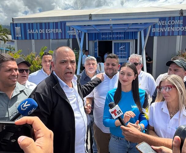 Vente Vargas recibe en el Aeropuerto a Gustavo Ruiz