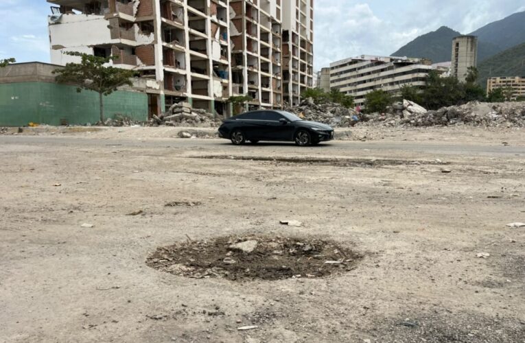 Urge repavimentar las calles internas de Caraballeda
