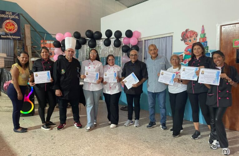 Certifican a emprendedores de repostería en la Casa Scout