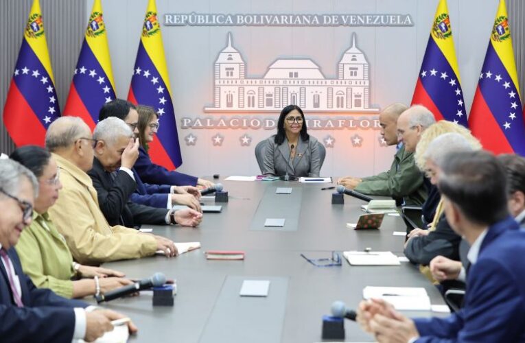 Delcy Rodríguez evalúa consensos laborales