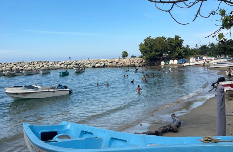 Comercios abiertos y visitantes en el mar pese a la prohibición en Macuto