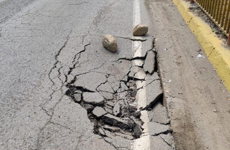Alertan hundimiento en el Paseo La Marina