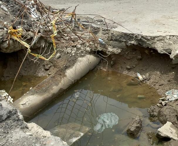 Huecos y botes de agua agravan la crisis vial