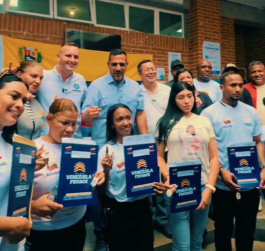 Suárez entregó 10 viviendas a refugiados